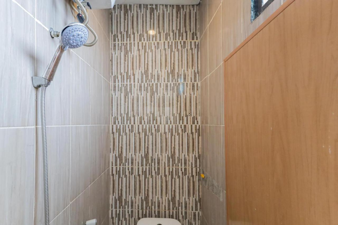 Reddoorz Syariah Near Stasiun Karet Hotel Jakarta Ngoại thất bức ảnh
